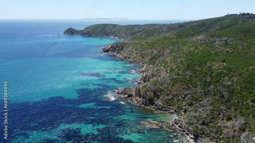 Vue aérienne panoramique de la côte Méditerranée avec plage et en bord de mer, sude de la France Vue aérienne panoramique de la côte Méditerranée avec plage et en bord de mer, sude de la France