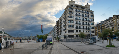 panoramique promenade de ville balnéaire de Saint Sébastien Espagne au lever du jour photo