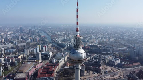 Vue aérienne panoramique du Berliner Fernsehturm, tour de télévision de Berlin, Mitte, Allemagne
 photo