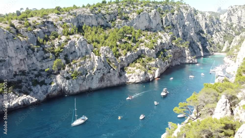 Vue aérienne panoramique du Parc national des Calanques sur la côte ...