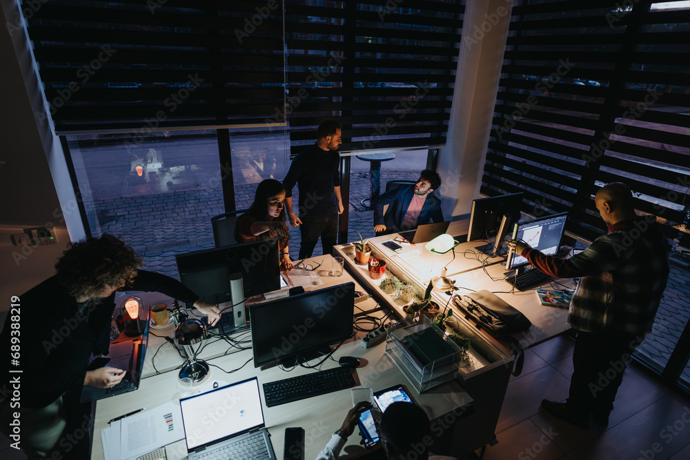 Obraz premium Diverse coworkers collaborating on a project deadline. Their efficient teamwork drives business growth and success in a dynamic corporate environment.