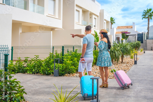 Tourists arriving to the apartment that their rent photo