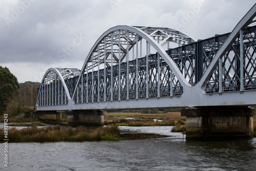 Detalhe de uma ponte de travessia de trem metálico sobre o rio. © GeorgeVieiraSilva