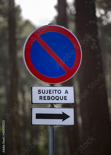 Detalhe de sinal de transito proibido estacionar em parque florestal protegido. photo
