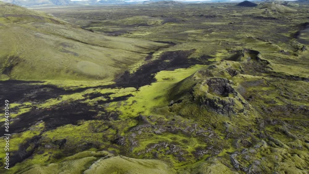 Vue aérienne panoramique de la chaîne de volcan Laki, désert de montagne de mousse, Islande