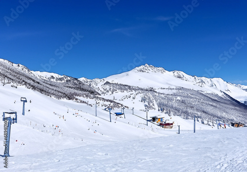 快晴、青空の背景のスキー場の写真 雪山ウィンタースポーツ レジャー スノーボード AI生成画像