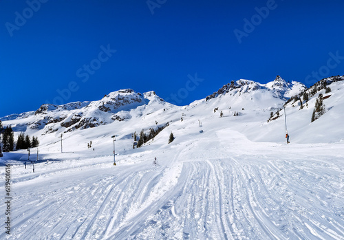 快晴、青空の背景のスキー場の写真 雪山ウィンタースポーツ レジャー スノーボード AI生成画像