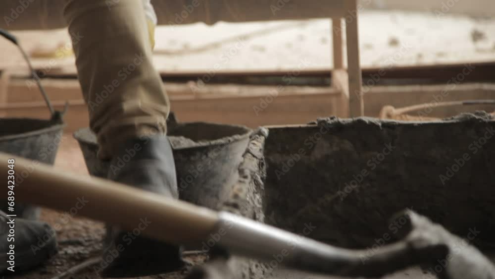hombre con pala y cemento