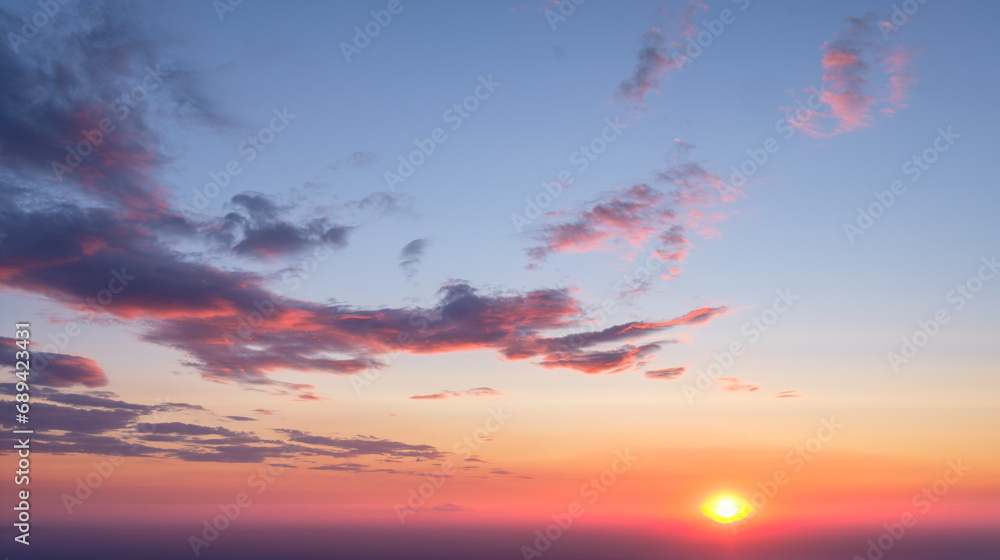 Naklejka premium Beautiful dramatic scenic after sunset sky background after sunset