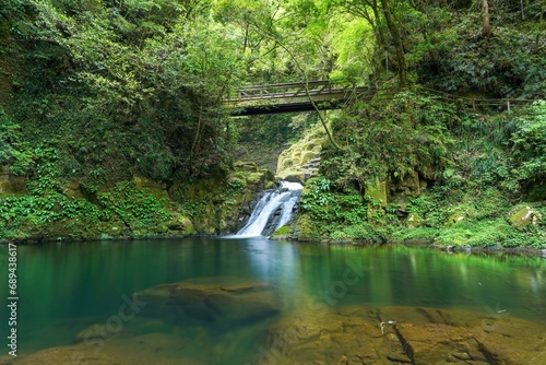 Fototapeta Naklejka Na Ścianę i Meble -  新緑に包まれた霊蛇滝の情景