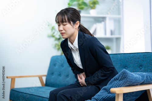 腹痛に悩む女性 photo