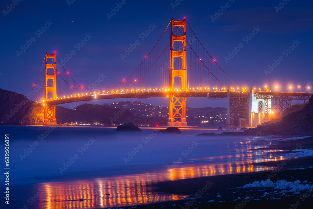 Fototapeta premium Golden Gate Bridge at night - San Francisco, CA USA