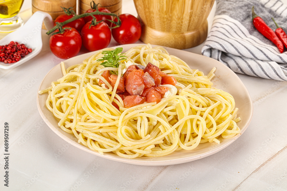 Pasta spaghetti with salmon and stracciatella Pasta spaghetti with salmon and stracciatella