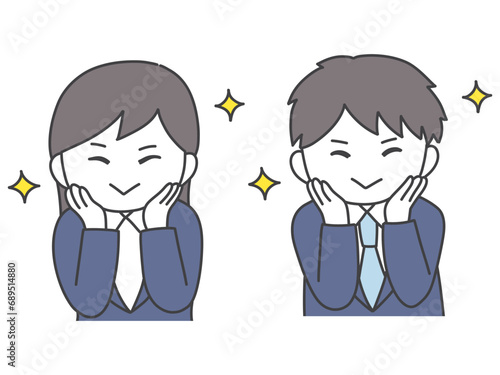 足を組みながら笑顔でこちらをみてくるスーツの男女上半身