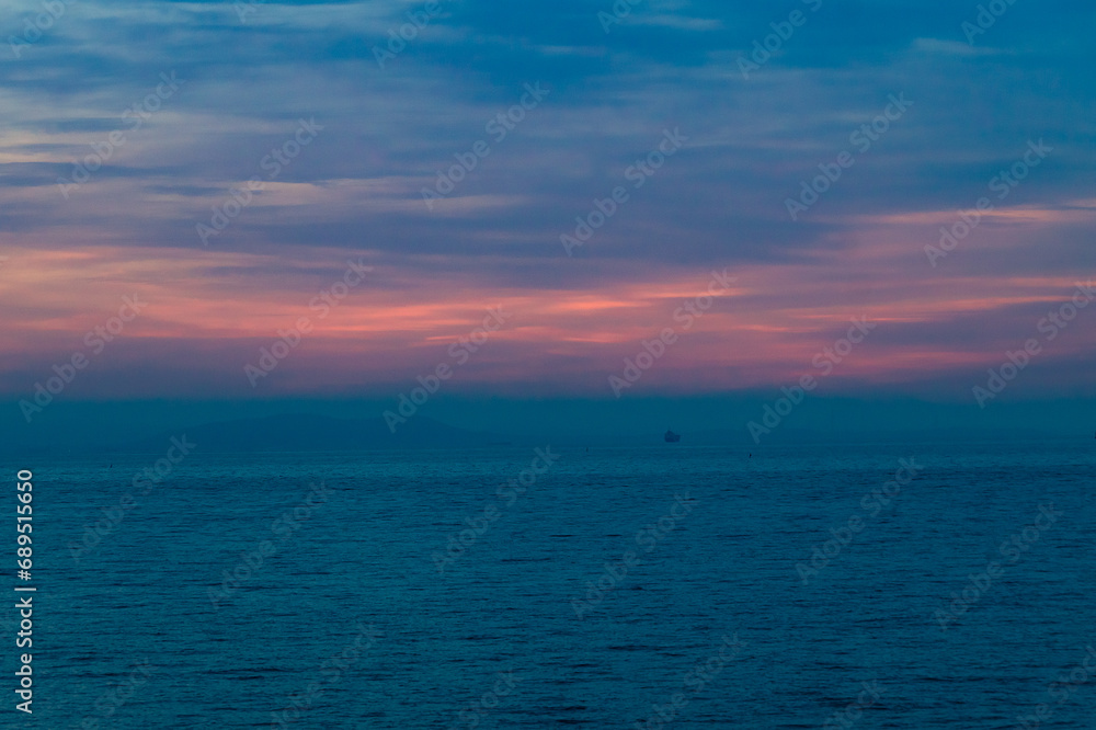 Fototapeta premium 曇る夜明けの海20150412