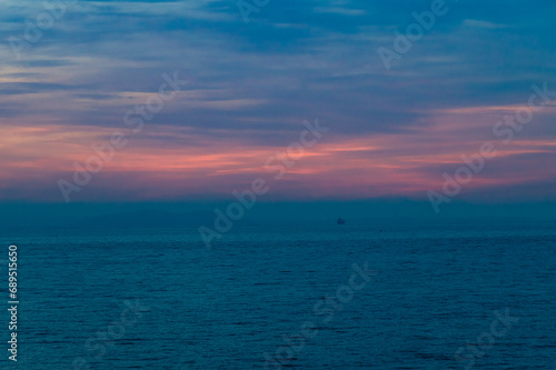 曇る夜明けの海20150412