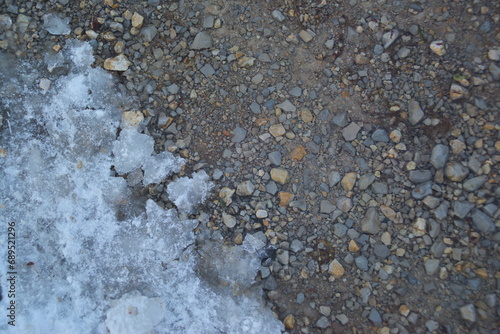Schnee und Eis auf dem Kiesweg