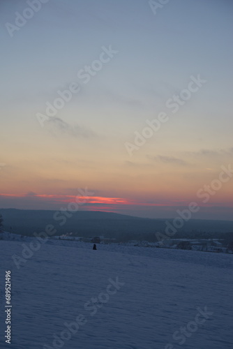 Stimmungsvoller Sonnenuntergang am kalten Winterabend nach dem ersten Schnee