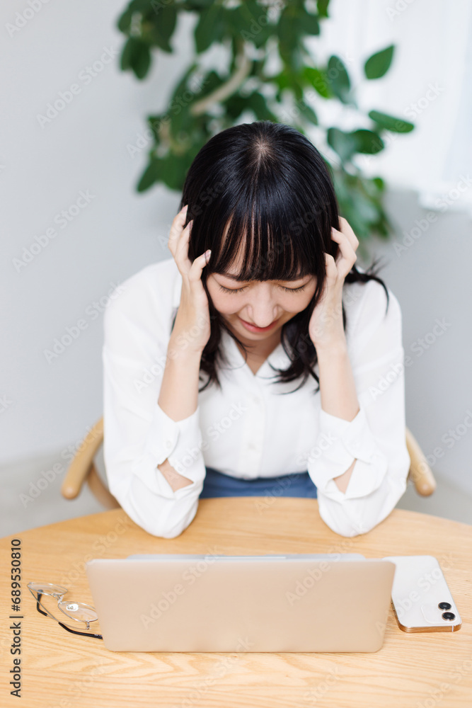 頭痛がある女性