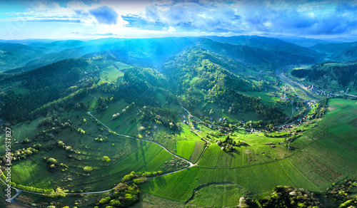 Lot nad Muszyną wiosną. Wiosenny krajobraz Muszyny. © rogozinski