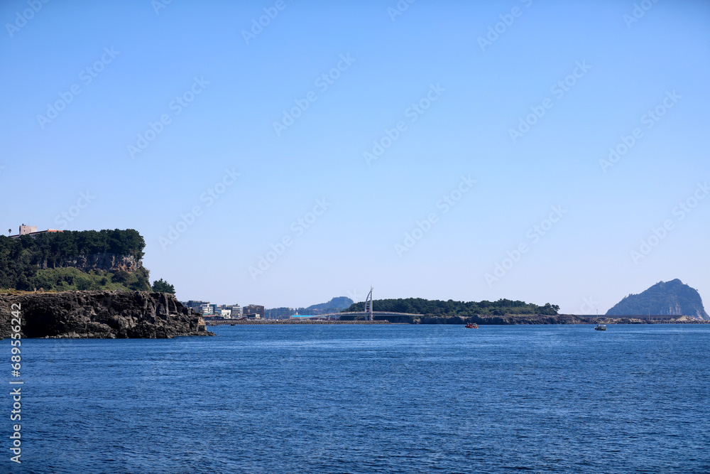 대한민국의 유명한 관광명소인 서귀포 해안의 아름다운 풍경이다.