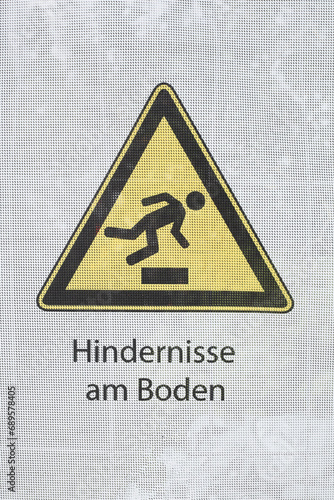 Gelbes Warnschild Stolpergefahr, Hindernisse am Boden, Deutschland