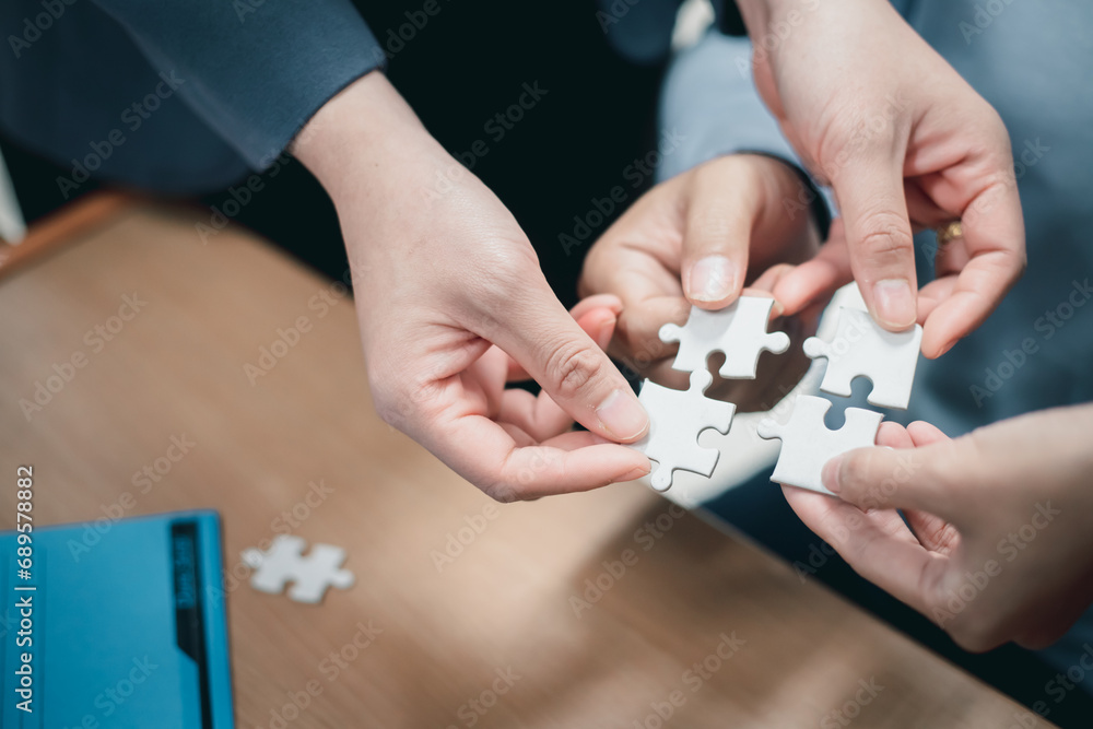 Obraz premium business strategy ideas Business team planning a strategic meeting Assembling jigsaw pieces, using jigsaw puzzles, showing solutions for business people, teamwork.