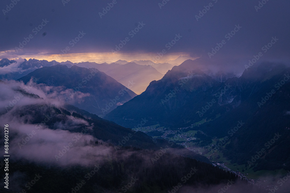 Obraz premium sunset over the mountains