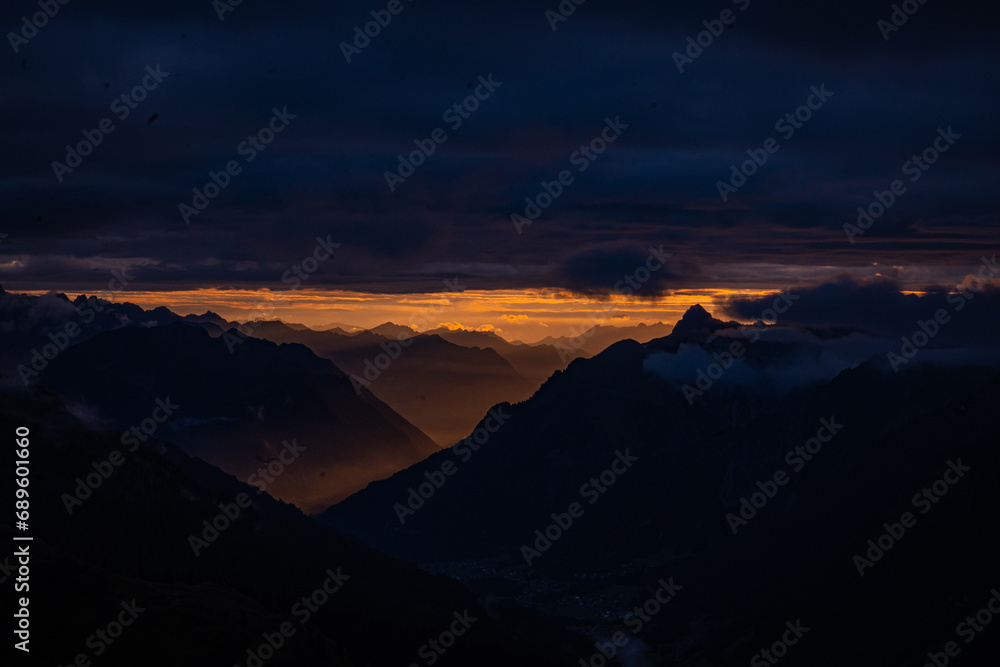 Naklejka premium sunset over the mountains
