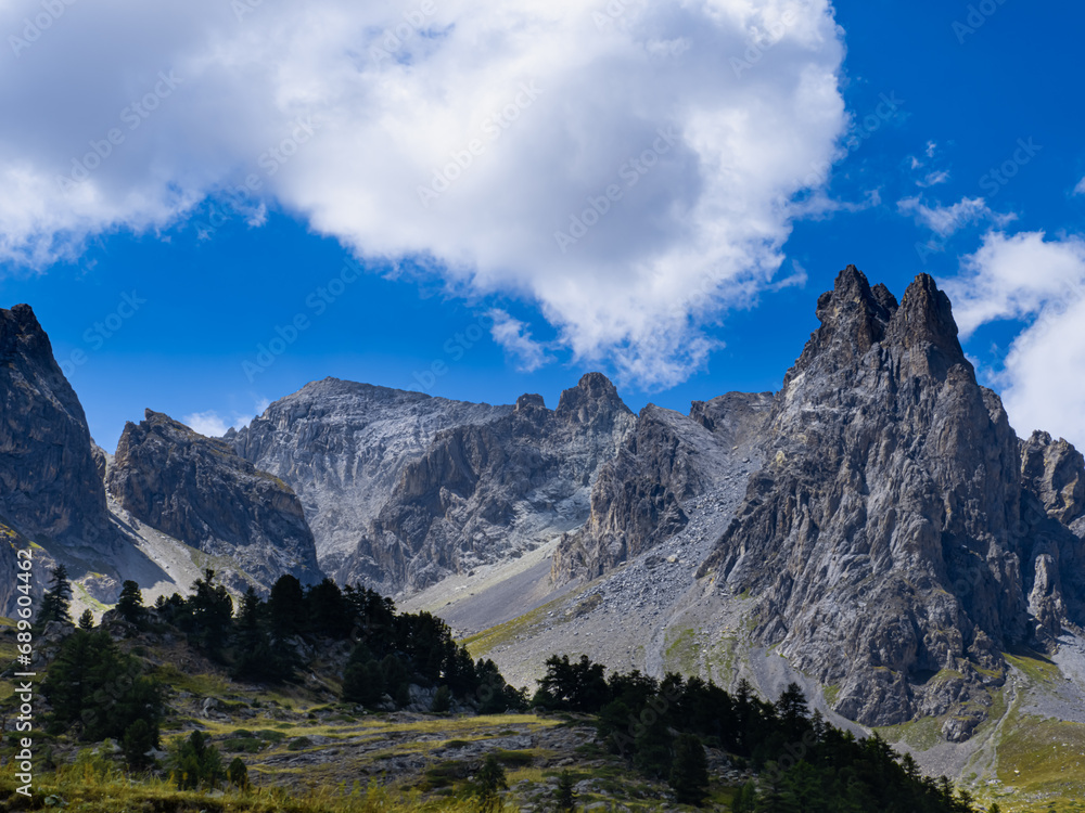 montagnes et crêtes secteur vallée de la clarée avec ciel bleu, alpages et éboulis