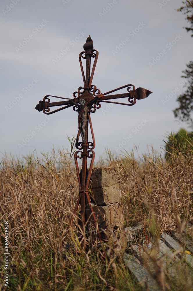 Stary krzyż stojący w polu, łące. - obrazy, fototapety, plakaty 