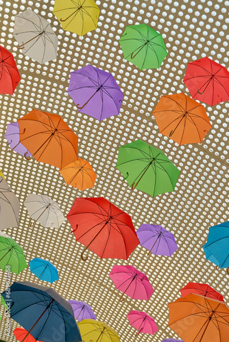 bunte Regenschirme als Dekoration an der Decke eines Hauses