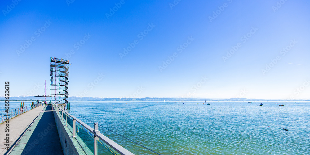Promenade und Hafen von Friedrichshafen am Bodensee im Sommer Promenade und Hafen von Friedrichshafen am Bodensee im Sommer