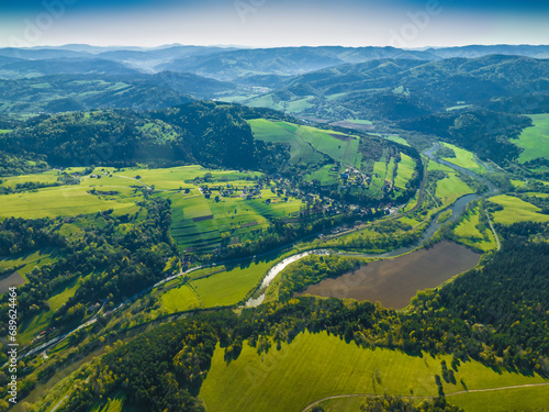 Lot nad Andrzejówką wiosną. Beskidzkie krajobrazy wiosenne. © rogozinski