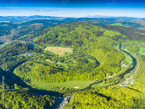 Fototapeta Naklejka Na Ścianę i Meble -  Lot nad Żegiestowem-Zdrojem wiosną. Wiosennie w Beskidach.