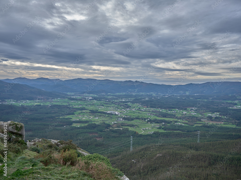 El Pico da Frouxeira es un monte de 427 metros de altitud situado en la parroquia de Santa Cilla do Valadouro, en Foz, Lugo, Galicia, España.