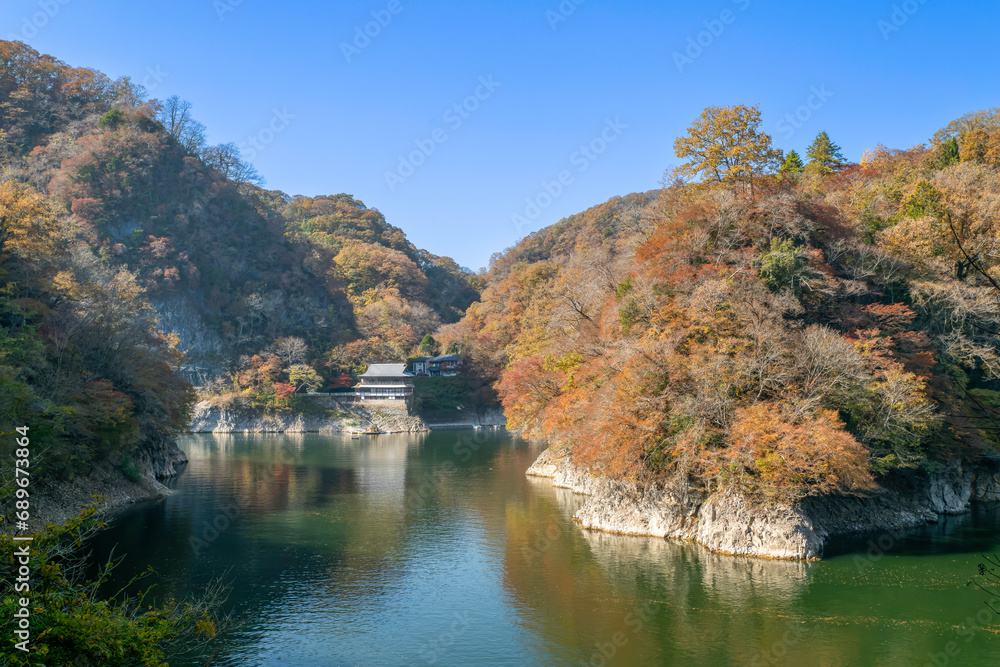 秋の帝釈峡の神龍湖