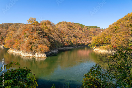 秋の帝釈峡の神龍湖