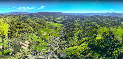 Fototapeta Naklejka Na Ścianę i Meble -  Lot nad Żegiestowem wiosną. Piękna panorama wiosenna.