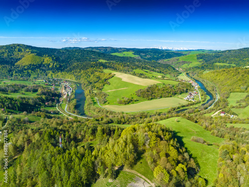 Fototapeta Naklejka Na Ścianę i Meble -  Lot nad Żegiestowem wiosną. Piękna, wiosenna panorama.