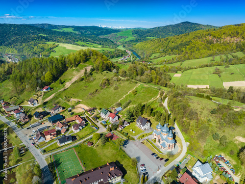 Fototapeta Naklejka Na Ścianę i Meble -  Lot nad Żegiestowem wiosną. Wiosenne Beskidy.