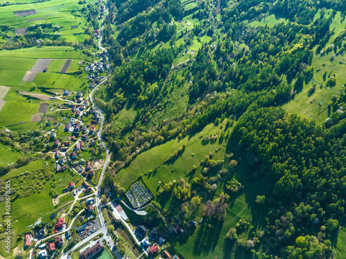 Fototapeta Naklejka Na Ścianę i Meble -  Lot nad Żegiestowem wiosną. Wiosenne Beskidy.