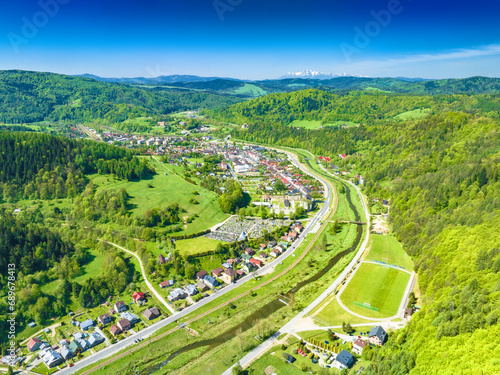 Fototapeta Naklejka Na Ścianę i Meble -  Lot nad Muszyną wiosną. Piękna panorama wiosenna.