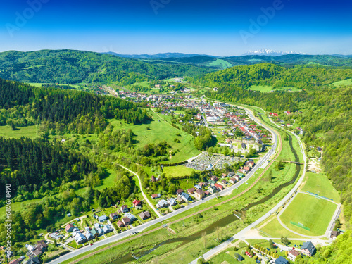 Fototapeta Naklejka Na Ścianę i Meble -  Lot nad Muszyną wiosną. Piękna panorama wiosenna.