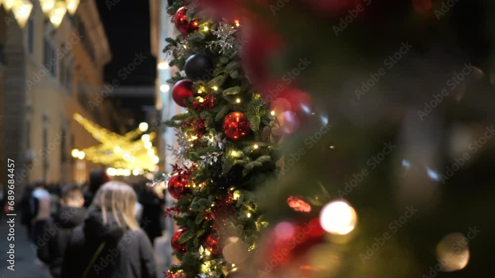 Le vetrine della strada dello shopping addobate con le decorazioni natalizie. Roma 2023.
Via dei Condotti attrae i clienti con le luci di Natale. Le vetrine della strada dello shopping addobate con le decorazioni natalizie. Roma 2023.
Via dei Condotti attrae i clienti con le luci di Natale.