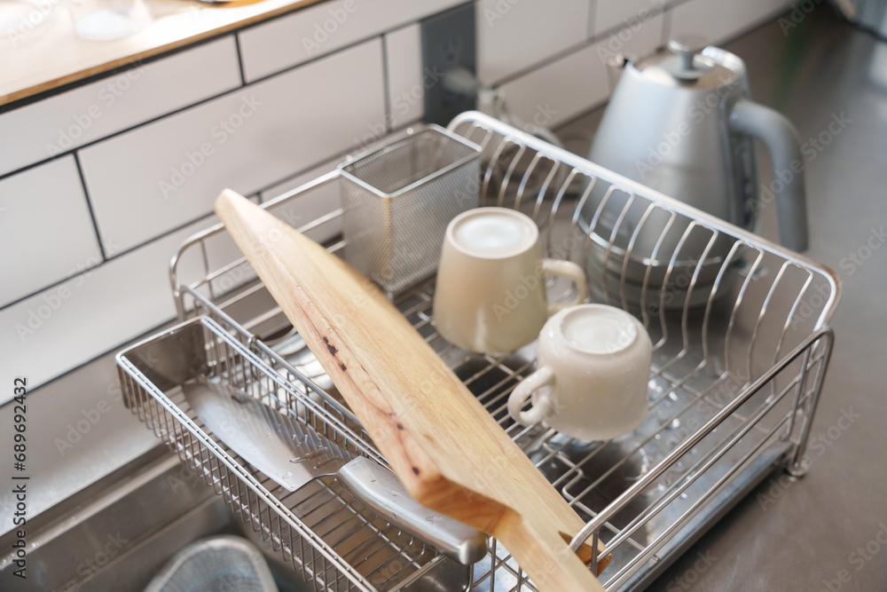 水切りカゴに置かれた食器(皿洗い・家事) 水切りカゴに置かれた食器(皿洗い・家事)