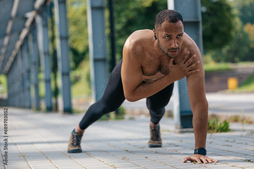 Obraz premium Young handsome man exercising and looking concentrated