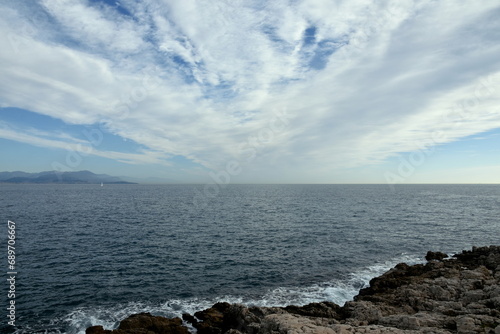 France, côte d'azur, formation nuageuse en éventail venant du large en mer méditerranée et se dirigeant vers la côte du Cap d'Antibes.