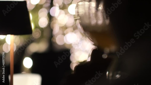 Una serata romantica, un calice, la mano e il calore del fuoco.
Un Cocktail servito in una location piena di luci e di emozione. photo