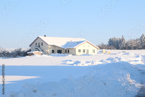 Winter in Bayern, Schnee soweit das Auge reicht. Ein Haus mitten im Schnee © Andreas Don Duering
